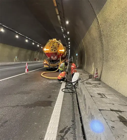 武江隧道排水渠清淤